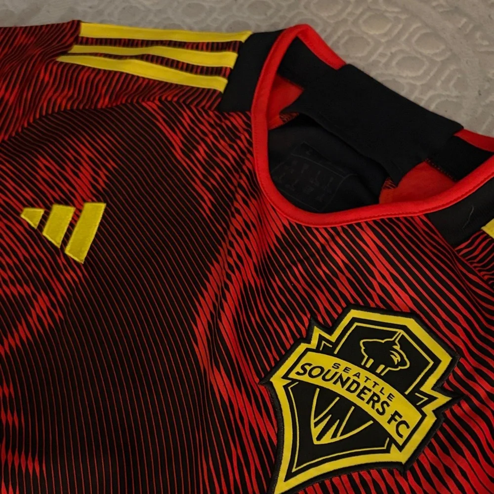 Seattle Sounders 23/24 Bruce Lee Kit - Picture 2 of 4